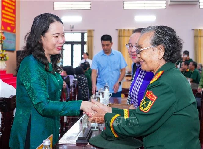 Tiếp nối truyền thống vẻ vang của phụ nữ Giải phóng Khu Đông Nam Bộ Tiếp nối truyền thống vẻ vang của phụ nữ Giải phóng Khu Đông Nam Bộ