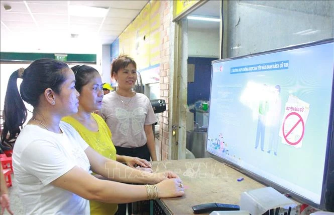 Tiếp sức cho ngư dân, người lao động thực hiện quyền công dân Tiếp sức cho ngư dân, người lao động thực hiện quyền công dân
