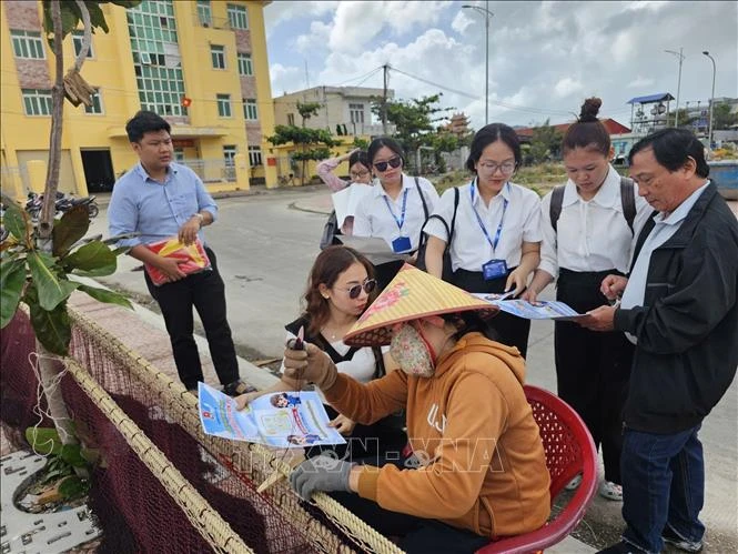 Tiếp sức cho ngư dân, người lao động thực hiện quyền công dân Tiếp sức cho ngư dân, người lao động thực hiện quyền công dân