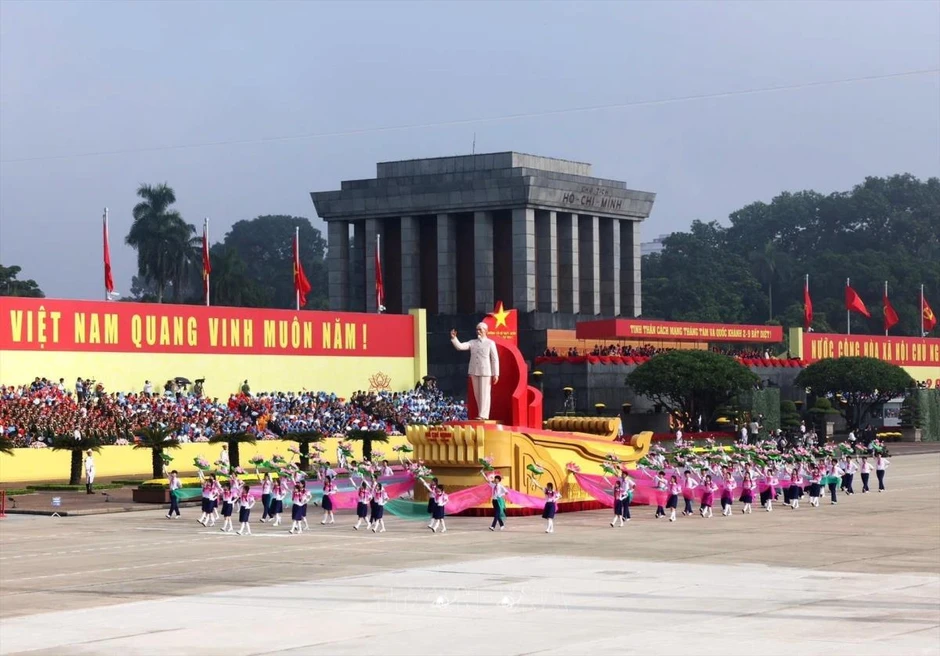 Tiếp thêm động lực cho toàn Đảng, toàn dân trên hành trình đổi mới Tiếp thêm động lực cho toàn Đảng, toàn dân trên hành trình đổi mới