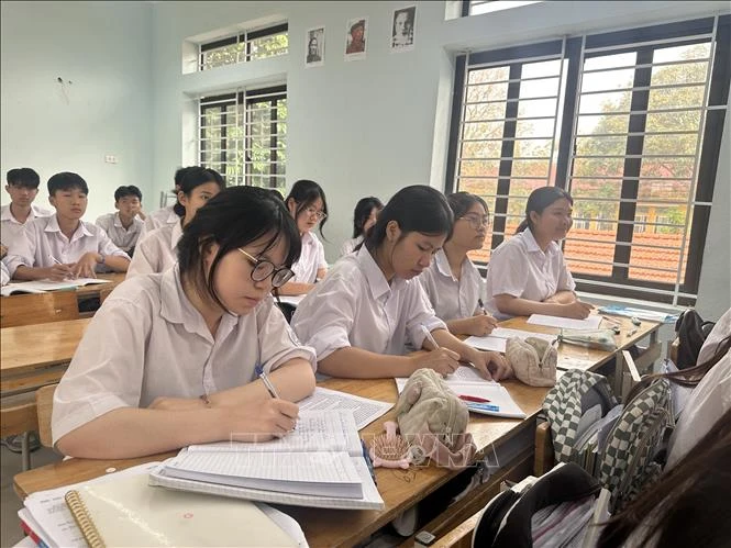 Tiếp tục áp dụng một số quyết định trong lĩnh vực giáo dục Tiếp tục áp dụng một số quyết định trong lĩnh vực giáo dục