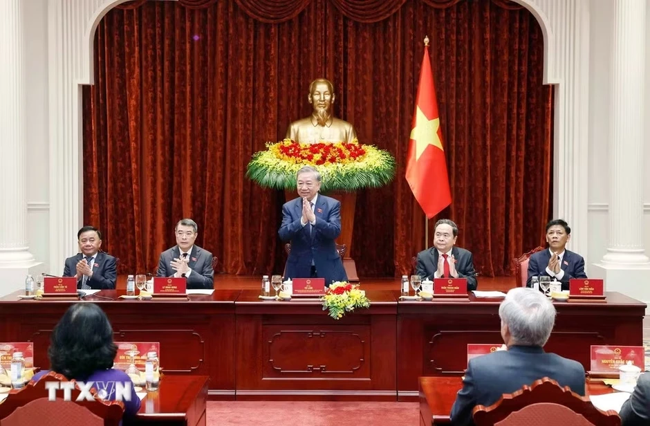 Tiếp tục đổi mới căn bản tư duy về công tác dân tộc và chính sách dân tộc Tiếp tục đổi mới căn bản tư duy về công tác dân tộc và chính sách dân tộc