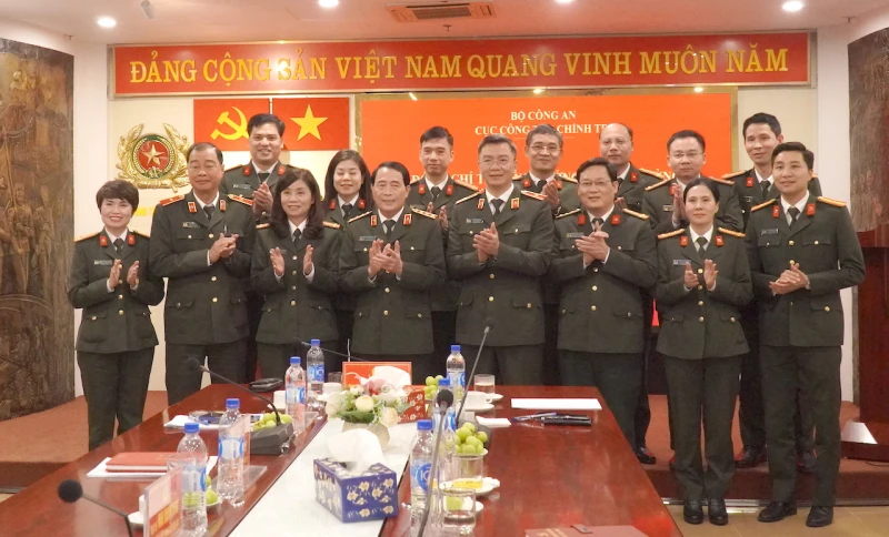 Tiếp tục đổi mới, nâng cao hiệu quả công tác chính trị trong Công an nhân dân Tiếp tục đổi mới, nâng cao hiệu quả công tác chính trị trong Công an nhân dân