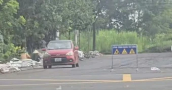 TikToker đăng clip ô tô con 'lu lèn' mặt đường, chính quyền yêu cầu làm rõ động cơ