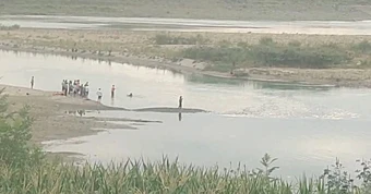 Tìm kiếm 2 nam sinh mất tích khi tắm trên sông Lam