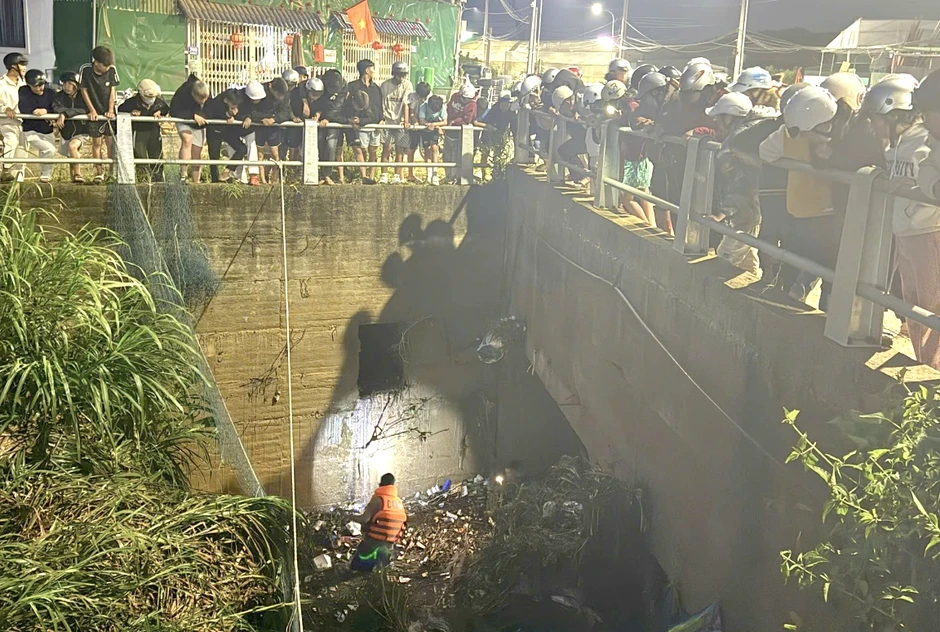 Tìm kiếm bé gái lớp 6 bị nước cuốn mất tích ở Lâm Đồng Tìm kiếm bé gái lớp 6 bị nước cuốn mất tích ở Lâm Đồng