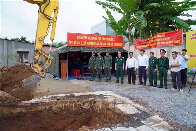 Tìm kiếm hài cốt liệt sĩ tại khu mộ tập thể Lạc An 3 Tìm kiếm hài cốt liệt sĩ tại khu mộ tập thể Lạc An 3