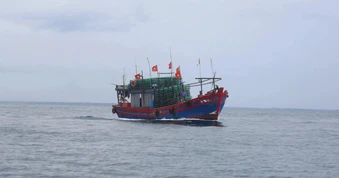 Tìm kiếm thuyền viên tàu cá mất tích trên vùng biển Quảng Trị