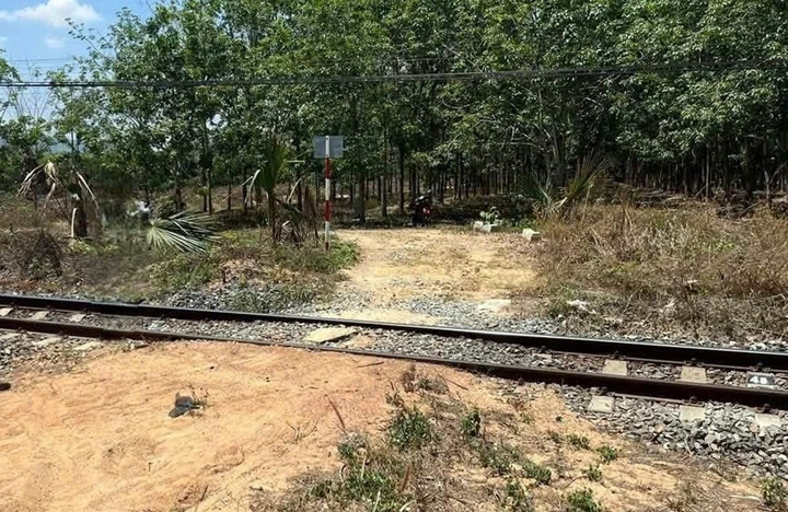 Tìm nhân thân người phụ nữ tử vong trên đường sắt Bắc - Nam Tìm nhân thân người phụ nữ tử vong trên đường sắt Bắc - Nam