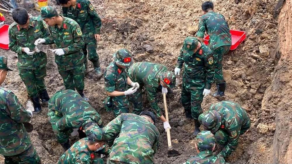 Tìm thấy 15 hài cốt liệt sĩ tại Công viên Lê Thị Riêng ngày 4 / 8 Tìm thấy 15 hài cốt liệt sĩ tại Công viên Lê Thị Riêng ngày 4 / 8