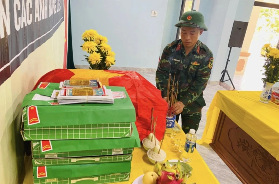 Tìm thấy 2 hài cốt liệt sĩ cùng bình tông khắc chữ Huynh Tìm thấy 2 hài cốt liệt sĩ cùng bình tông khắc chữ Huynh