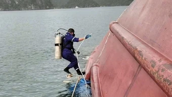Tìm thấy một thi thể trong tàu hàng lật ở Vân Đồn