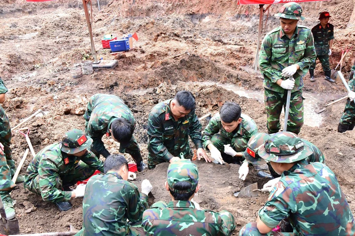Tìm thấy thêm 10 bộ hài cốt liệt sĩ tại Công viên Lê Thị Riêng Tìm thấy thêm 10 bộ hài cốt liệt sĩ tại Công viên Lê Thị Riêng