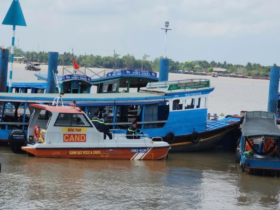Tìm thấy thi thể hai du khách rơi từ tàu du lịch xuống sông Tiền Tìm thấy thi thể hai du khách rơi từ tàu du lịch xuống sông Tiền