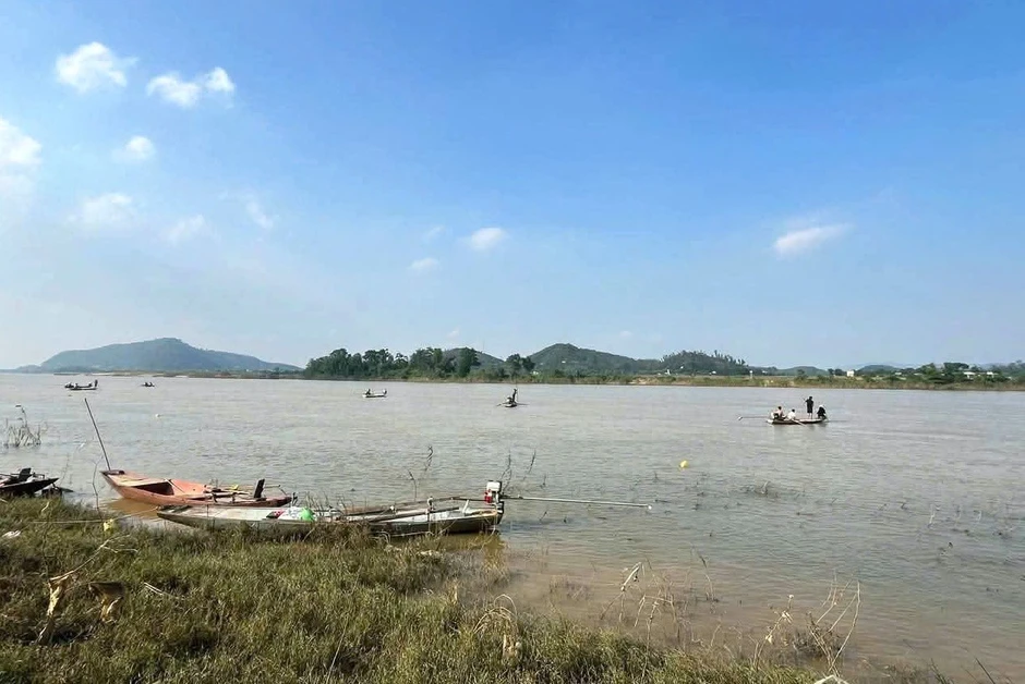 Tìm thấy thi thể người vợ trong vụ lật thuyền ở Nghệ An Tìm thấy thi thể người vợ trong vụ lật thuyền ở Nghệ An