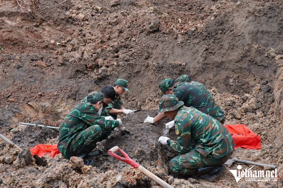 Tìm thêm hài cốt ở công viên Lê Thị Riêng, xác minh mộ liệt sĩ Nguyễn Thị Minh Khai Tìm thêm hài cốt ở công viên Lê Thị Riêng, xác minh mộ liệt sĩ Nguyễn Thị Minh Khai