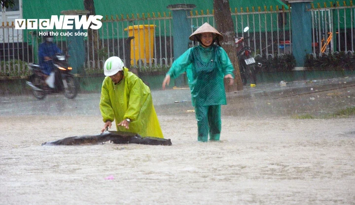 Tin không khí lạnh mới nhất và dự báo mưa lớn trên 600mm ở miền Trung Tin không khí lạnh mới nhất và dự báo mưa lớn trên 600mm ở miền Trung