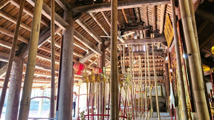 Tin mới vụ đình cổ chờ sập, dân làng dùng tre luồng chống đỡ