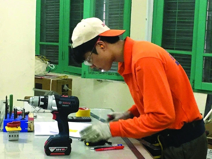Tin tức sáng 12-4: Hôm nay Quốc hội xem xét thông qua nghị quyết giảm thuế với xăng dầu tới 30-6