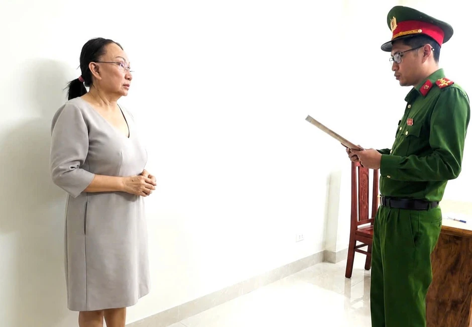 Tin tức thời sự 14/7: Khởi tố 3 chủ tiệm vàng vụ buôn lậu 28.000 viên kim cương Tin tức thời sự 14/7: Khởi tố 3 chủ tiệm vàng vụ buôn lậu 28.000 viên kim cương