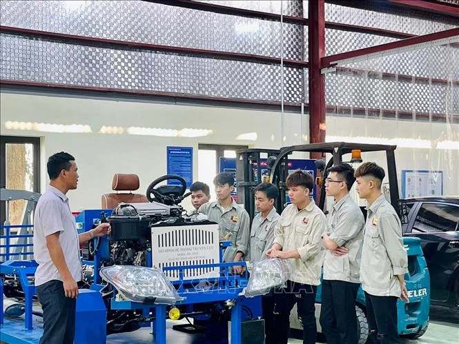 Tinh gọn bộ máy: Sắp xếp để nguồn lực được sử dụng hiệu quả hơn Tinh gọn bộ máy: Sắp xếp để nguồn lực được sử dụng hiệu quả hơn