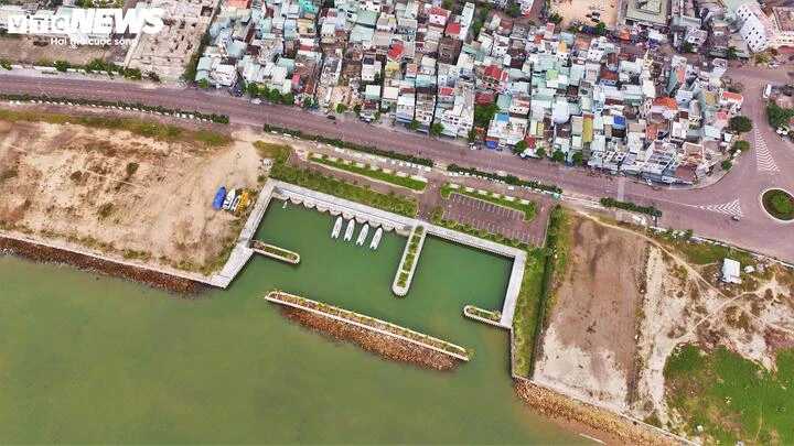 Toàn cảnh bến thuyền du lịch nối phố biển Quy Nhơn với đảo Cù Lao Xanh