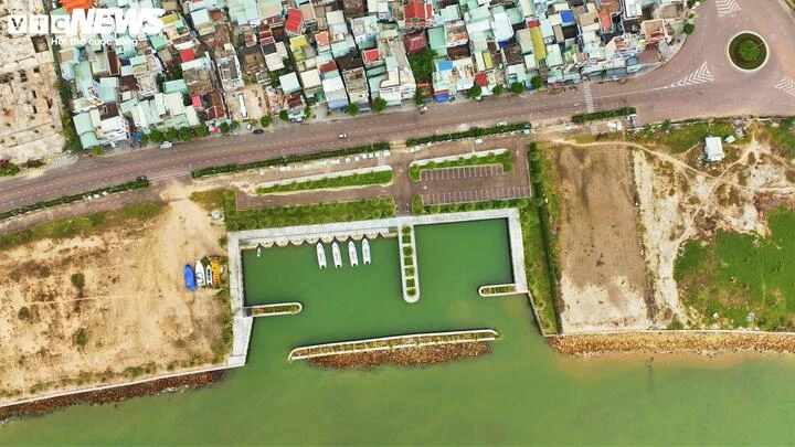 Toàn cảnh bến thuyền du lịch nối phố biển Quy Nhơn với đảo Cù Lao Xanh