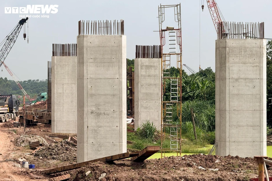 Toàn cảnh cây cầu hơn 3.400 tỷ đồng nối Hà Nội - Phú Thọ sau gần 1 năm thi công Toàn cảnh cây cầu hơn 3.400 tỷ đồng nối Hà Nội - Phú Thọ sau gần 1 năm thi công