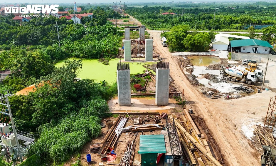 Toàn cảnh cây cầu hơn 3.400 tỷ đồng nối Hà Nội - Phú Thọ sau gần 1 năm thi công Toàn cảnh cây cầu hơn 3.400 tỷ đồng nối Hà Nội - Phú Thọ sau gần 1 năm thi công