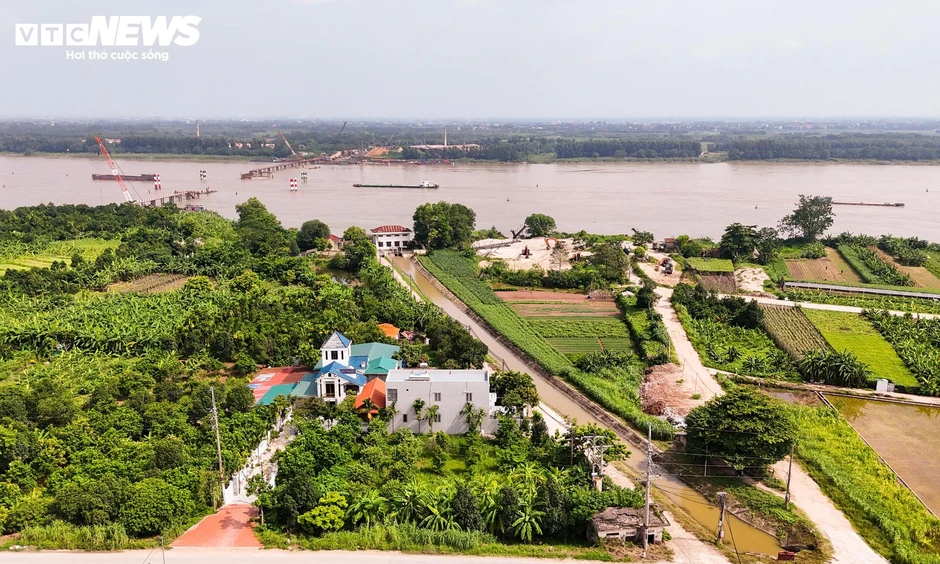 Toàn cảnh cây cầu hơn 3.400 tỷ đồng nối Hà Nội - Phú Thọ sau gần 1 năm thi công Toàn cảnh cây cầu hơn 3.400 tỷ đồng nối Hà Nội - Phú Thọ sau gần 1 năm thi công
