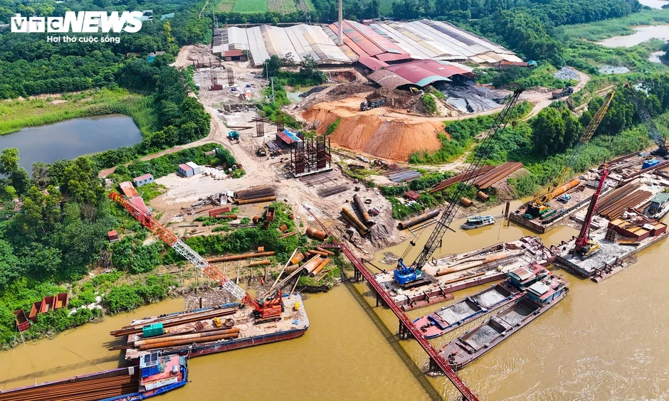 Toàn cảnh cây cầu hơn 3.400 tỷ đồng nối Hà Nội - Phú Thọ sau gần 1 năm thi công Toàn cảnh cây cầu hơn 3.400 tỷ đồng nối Hà Nội - Phú Thọ sau gần 1 năm thi công