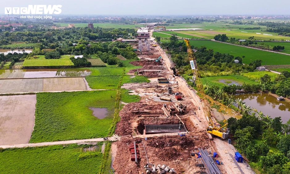 Toàn cảnh cây cầu hơn 3.400 tỷ đồng nối Hà Nội - Phú Thọ sau gần 1 năm thi công Toàn cảnh cây cầu hơn 3.400 tỷ đồng nối Hà Nội - Phú Thọ sau gần 1 năm thi công