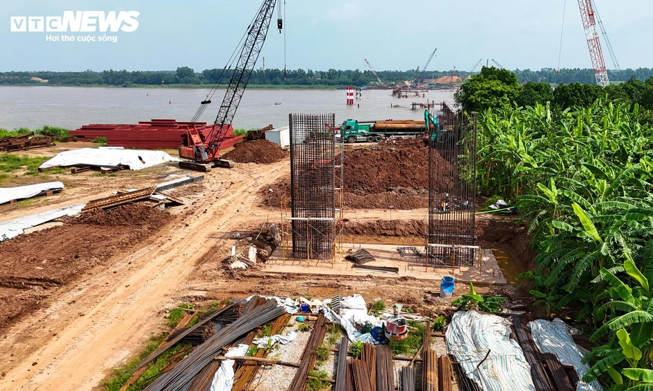 Toàn cảnh cây cầu hơn 3.400 tỷ đồng nối Hà Nội - Phú Thọ sau gần 1 năm thi công Toàn cảnh cây cầu hơn 3.400 tỷ đồng nối Hà Nội - Phú Thọ sau gần 1 năm thi công