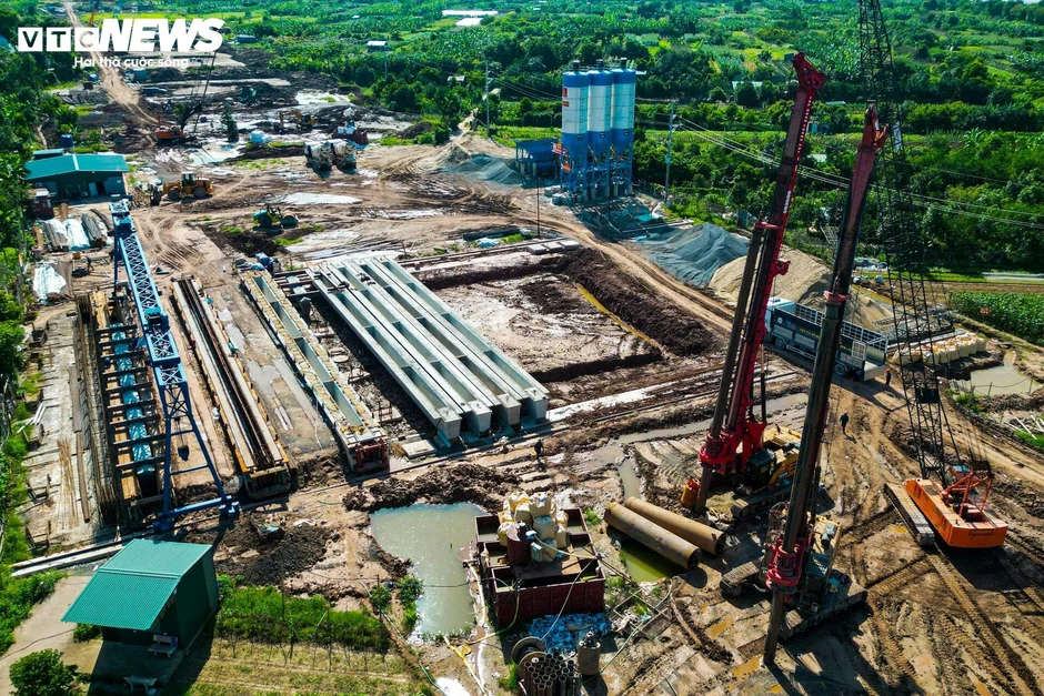 Toàn cảnh công trường cầu dây văng gần 12.000 tỷ đồng nối Hà Nội và Hưng Yên Toàn cảnh công trường cầu dây văng gần 12.000 tỷ đồng nối Hà Nội và Hưng Yên