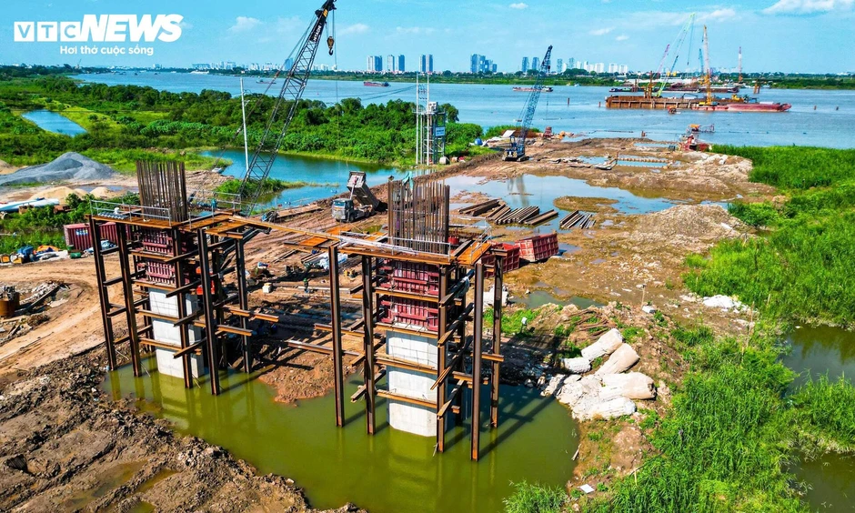 Toàn cảnh công trường cầu dây văng gần 12.000 tỷ đồng nối Hà Nội và Hưng Yên Toàn cảnh công trường cầu dây văng gần 12.000 tỷ đồng nối Hà Nội và Hưng Yên
