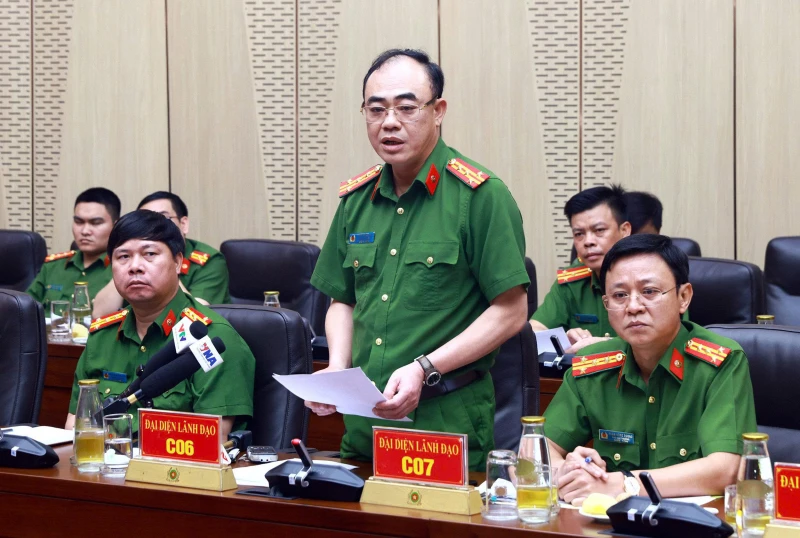 Tới đây, mọi người dân có thể dễ dàng mua, sử dụng pháo hoa với đa dạng sản phẩm Tới đây, mọi người dân có thể dễ dàng mua, sử dụng pháo hoa với đa dạng sản phẩm