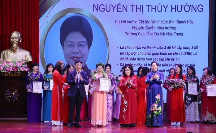 Tôn vinh 162 nữ trí thức Việt Nam tiêu biểu Tôn vinh 162 nữ trí thức Việt Nam tiêu biểu