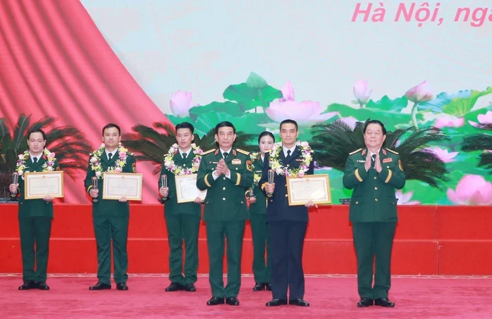 Tôn vinh 90 gương mặt trẻ tiêu biểu, triển vọng toàn quân Tôn vinh 90 gương mặt trẻ tiêu biểu, triển vọng toàn quân