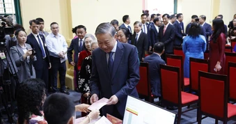 Tổng Bí thư: 'Bà con cử tri tập trung rất đông đủ, với tinh thần rất phấn khởi tham gia cuộc bầu cử'