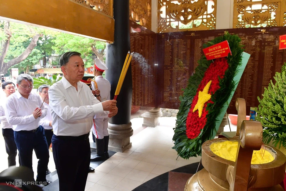 Tổng Bí thư, Chủ tịch nước dâng hương liệt sĩ ở công viên Lê Thị Riêng Tổng Bí thư, Chủ tịch nước dâng hương liệt sĩ ở công viên Lê Thị Riêng