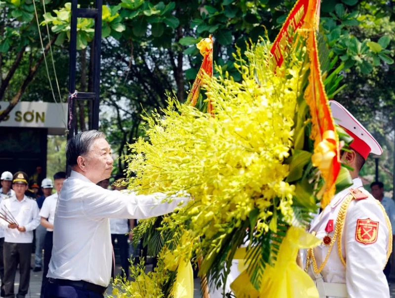 Tổng Bí thư, Chủ tịch nước dâng hương tưởng niệm Đại tướng Võ Nguyên Giáp và các liệt sĩ tại Quảng Trị Tổng Bí thư, Chủ tịch nước dâng hương tưởng niệm Đại tướng Võ Nguyên Giáp và các liệt sĩ tại Quảng Trị