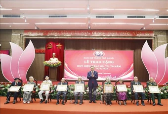 Tổng Bí thư, Chủ tịch nước dự Lễ trao tặng Huy hiệu Đảng cho đảng viên lão thành của Đảng bộ Hà Nội