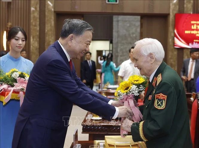 Tổng Bí thư, Chủ tịch nước dự Lễ trao tặng Huy hiệu Đảng cho đảng viên lão thành của Đảng bộ Hà Nội Tổng Bí thư, Chủ tịch nước dự Lễ trao tặng Huy hiệu Đảng cho đảng viên lão thành của Đảng bộ Hà Nội