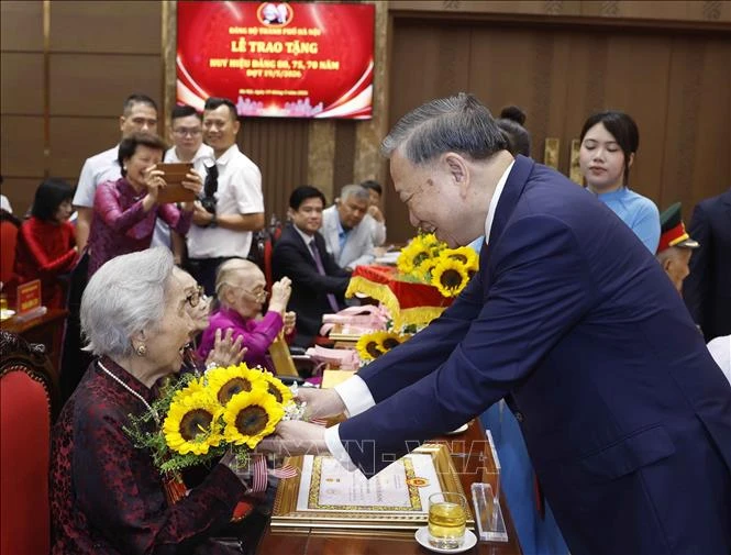 Tổng Bí thư, Chủ tịch nước dự Lễ trao tặng Huy hiệu Đảng cho đảng viên lão thành của Đảng bộ Hà Nội Tổng Bí thư, Chủ tịch nước dự Lễ trao tặng Huy hiệu Đảng cho đảng viên lão thành của Đảng bộ Hà Nội