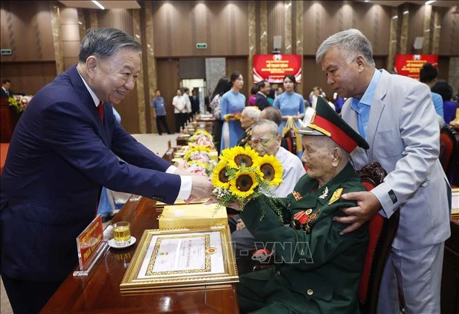 Tổng Bí thư, Chủ tịch nước dự Lễ trao tặng Huy hiệu Đảng cho đảng viên lão thành của Đảng bộ Hà Nội Tổng Bí thư, Chủ tịch nước dự Lễ trao tặng Huy hiệu Đảng cho đảng viên lão thành của Đảng bộ Hà Nội