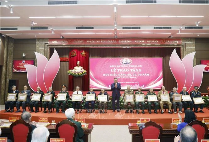 Tổng Bí thư, Chủ tịch nước dự Lễ trao tặng Huy hiệu Đảng cho đảng viên lão thành của Đảng bộ Hà Nội Tổng Bí thư, Chủ tịch nước dự Lễ trao tặng Huy hiệu Đảng cho đảng viên lão thành của Đảng bộ Hà Nội