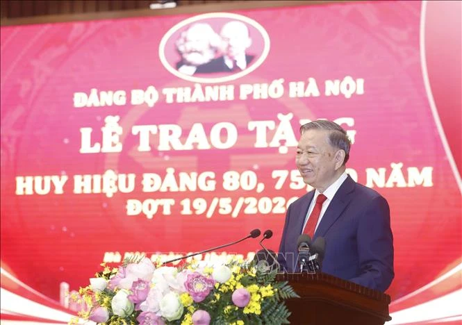 Tổng Bí thư, Chủ tịch nước dự Lễ trao tặng Huy hiệu Đảng cho đảng viên lão thành của Đảng bộ Hà Nội Tổng Bí thư, Chủ tịch nước dự Lễ trao tặng Huy hiệu Đảng cho đảng viên lão thành của Đảng bộ Hà Nội