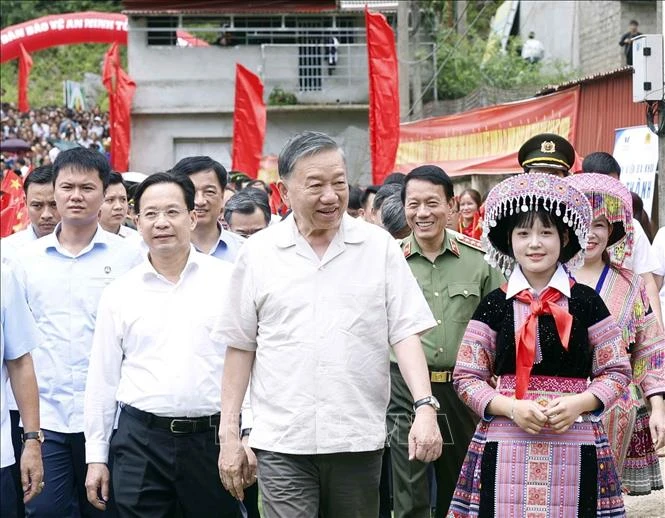 Tổng Bí thư, Chủ tịch nước dự Ngày hội Toàn dân bảo vệ an ninh Tổ quốc tại Sơn La Tổng Bí thư, Chủ tịch nước dự Ngày hội Toàn dân bảo vệ an ninh Tổ quốc tại Sơn La