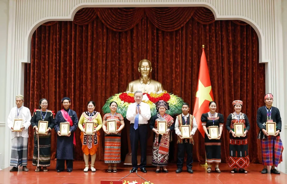 Tổng Bí thư, Chủ tịch nước: Già làng, trưởng bản góp phần củng cố khối đại đoàn kết dân tộc Tổng Bí thư, Chủ tịch nước: Già làng, trưởng bản góp phần củng cố khối đại đoàn kết dân tộc
