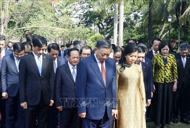 Tổng Bí thư, Chủ tịch nước Tô Lâm dâng hoa tại Tượng đài Chủ tịch Hồ Chí Minh ở Philippines Tổng Bí thư, Chủ tịch nước Tô Lâm dâng hoa tại Tượng đài Chủ tịch Hồ Chí Minh ở Philippines